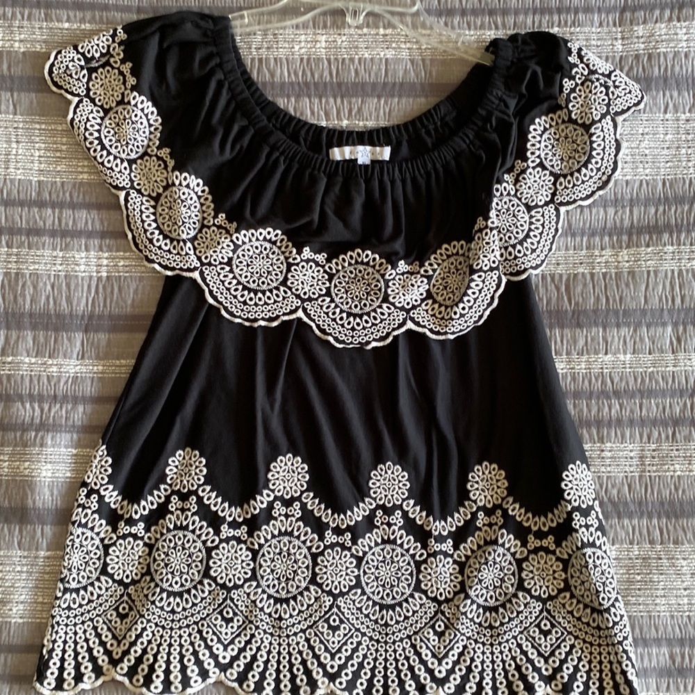Black and white “eyelet” top S